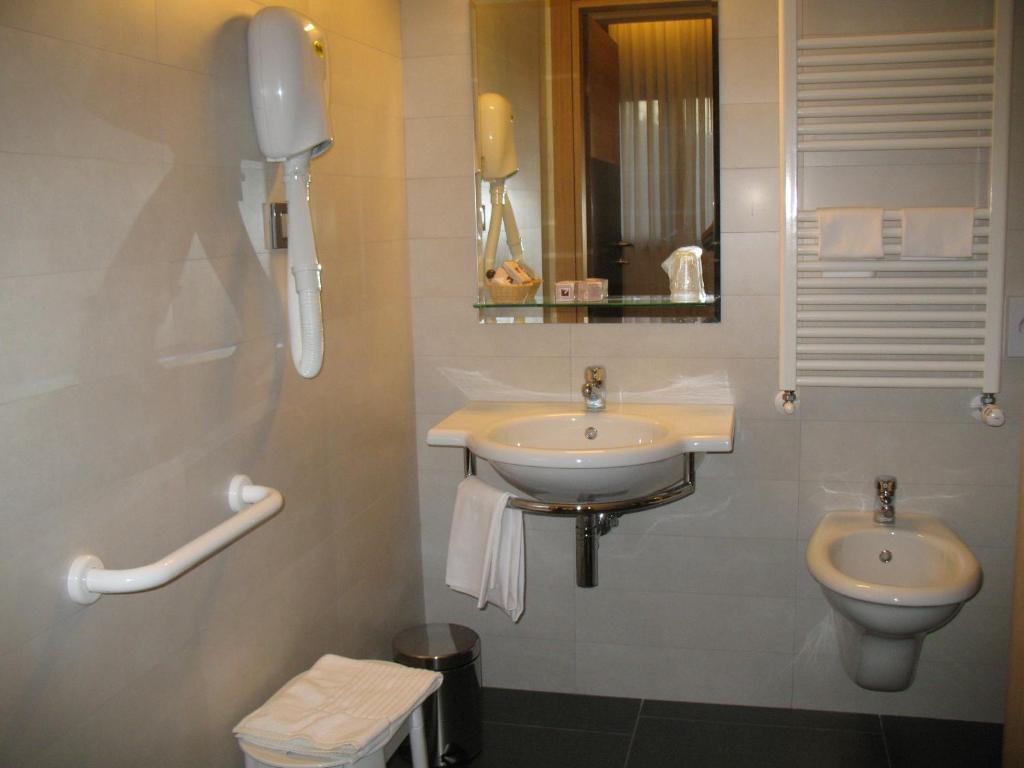 Standard Double or Twin Room,418279470:JPEG